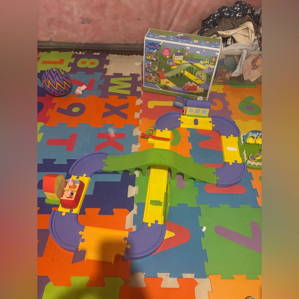 Peppas all around town play set